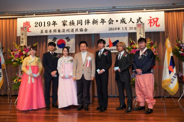 원희룡 지사가 지난 26일 일본으로 건너가 재일본 관동제주도민협회 신년인사회에 참석해 성인이 된 협회 자녀들에게 '제주산호 도장'을 선물했다.