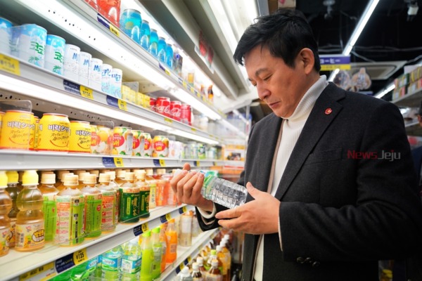 ▲ 원희룡 지사가 일본 내 제주상품 판매장에서 삼다수를 들어 살펴보고 있다. ©Newsjeju