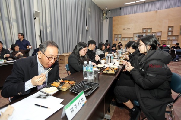 ▲ 청소년들과 함께 도시락을 먹고 있는 고희범 제주시장. ©Newsjeju