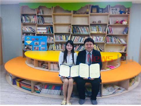 ▲ 반딧불이작은도서관과 제주맘 카페는 지난 22일 지역주민의 도서관 이용 생활화를 위한 업무 협약을 체결했다. ©Newsjeju