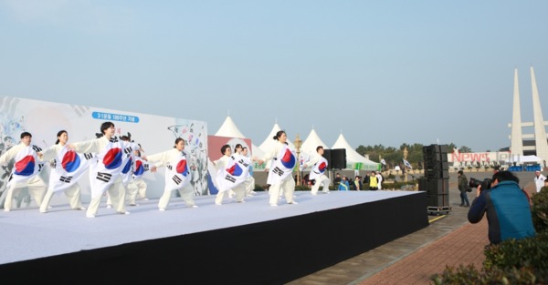 ▲ '대한독립 만세' 삼창에 앞서 3.1운동 제100주년을 기리는 공연도 펼쳐졌다. ©Newsjeju