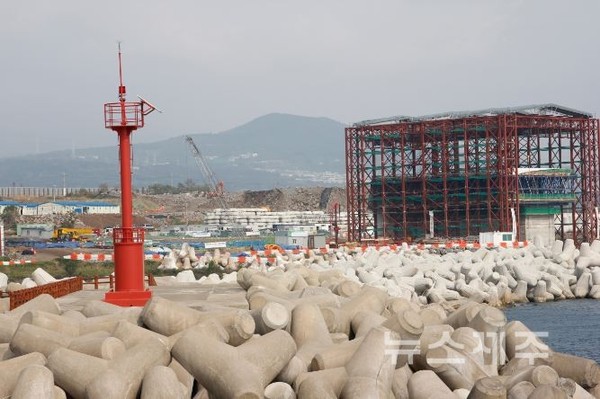 ▲ 구럼비 바위가 있던 곳에 지어진 지난 2013년 제주해군기지 시설물들 모습. ©Newsjeju