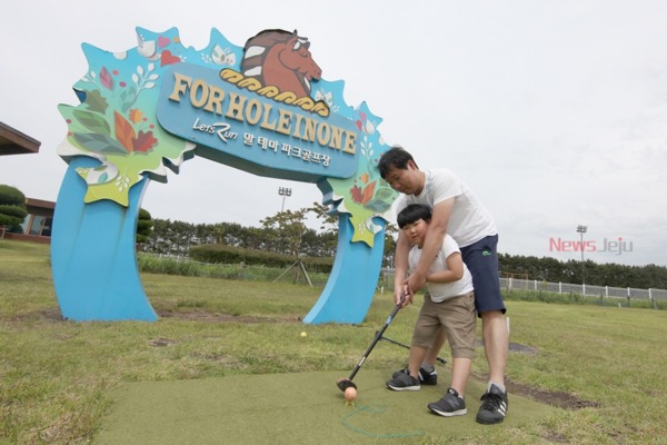 ▲ 렛츠런파크 제주 파크골프장에서 가족이 골프를 즐기로 있는 모습. ©Newsjeju