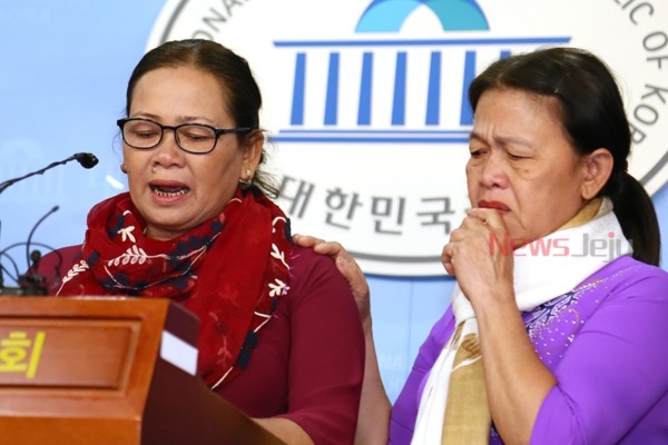 ▲ 지난해 4월, 베트남전 한국군에 의한 민간인 학살 진상규명 촉구를 위한 생존자 국회 기자회견에서 발언하고 있는 두 명의 응우옌 티탄. ©Newsjeju