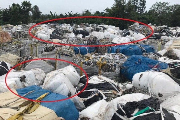 ▲ 필리핀 민다나오 섬에 방치돼 있는 한국산 쓰레기들. 빨간색 원 안에 보이는 흰색의 압축포장폐기물이 제주시에서 불법 반출된 쓰레기들이다. 이를 처리하는 건 국제적인 문제라 환경부가 우선 처리한 뒤 제주시에 구상권을 청구하게 될 것으로 보인다. ©Newsjeju