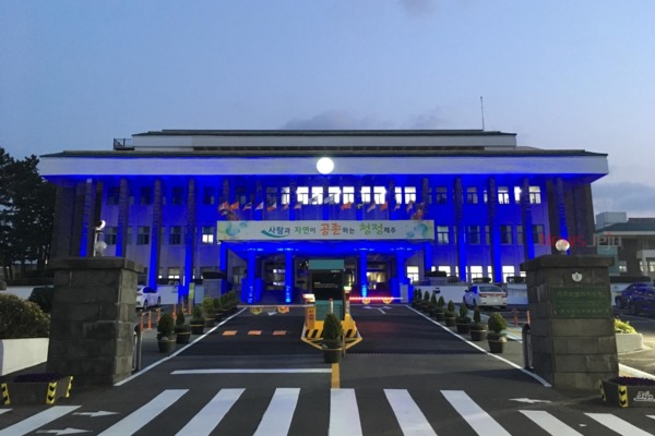 ▲ 파란 불빛 조명이 덧칠해진 제주특별자치도청 본관. ©Newsjeju