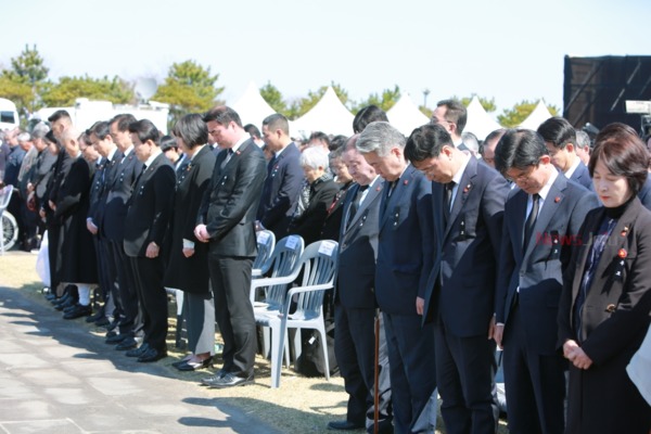 ▲ 이날 제주4.3희생자 추념식에 참석한 정계 인사들이 묵념하고 있다. ©Newsjeju