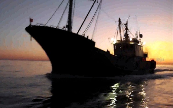 ▲ 제주해경의 단속에 적발된 중국 범장망 어선 / 해경 단속 영상 갈무리 ©Newsjeju