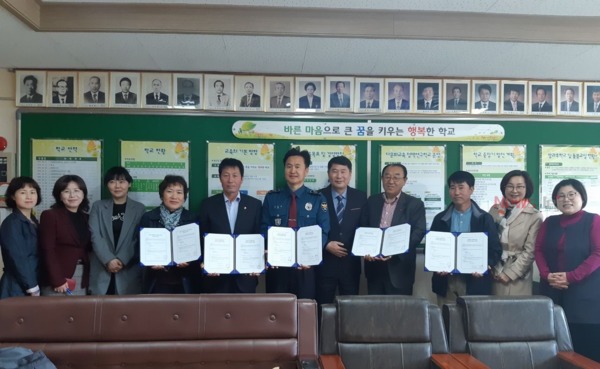 ▲ 구좌읍이주여성가족지원센터는 4일 구좌중앙초등학교와 업무협약을 체결했다. ©Newsjeju