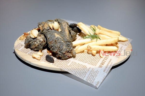 ▲ ‘윙클스 피자리아’에서 5일부터 20일까지 블랙데이 기념으로 ‘블랙마농치킨’을 판매한다. ©Newsjeju