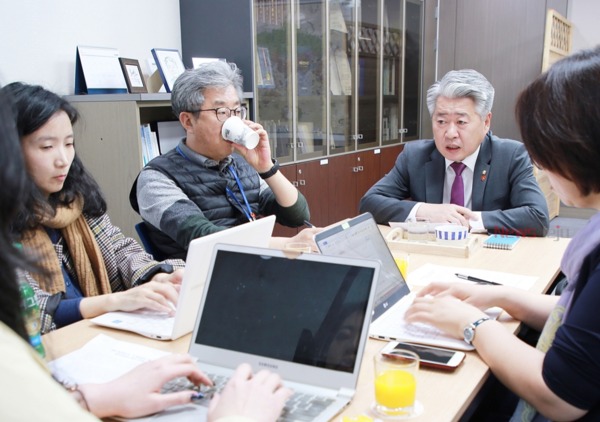 ▲ 더불어민주당 정책위원회는 최근 제주 제2공항 현안문제 해결을 위한 비공개 당·정 협의회를 열고 검토위원회 활동을 17일(수)부터 재개한다고 5일 밝혔다.  ©Newsjeju