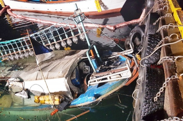 ▲ 서귀포항 순찰에 나선 해경이 침몰된 어선을 발견, 방제 작업에 나섰다 ©Newsjeju