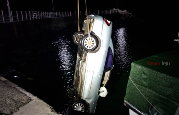 ▲ 세화포구에 승용차가 추락해 운전자가 숨졌다. / 사진제공 - 서귀포해양경찰서 ©Newsjeju