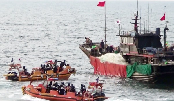 ▲ 차귀도 북서쪽 해상에 선저폐수를 유출한 혐의로 중국어선이 붙잡혔다. / 사진제공 - 제주해양경찰서 ©Newsjeju