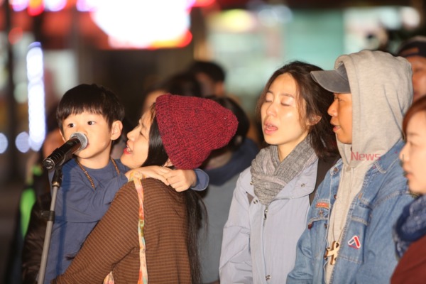 ▲ '어둠은 빛을 이길 수 없다'는 노래를 합창으로 따라 부르고 있는 추모행사 참가자들. ©Newsjeju