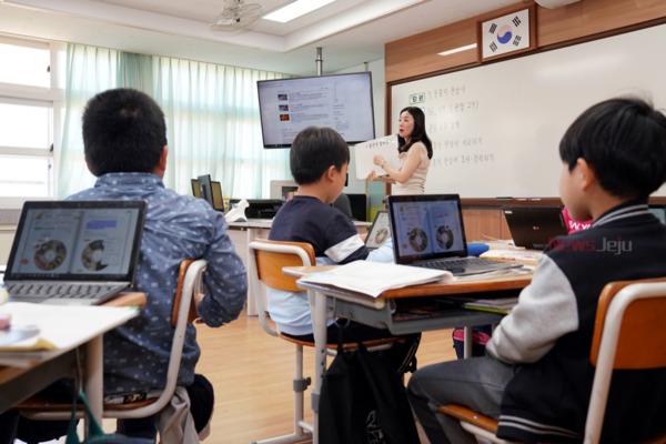 ▲ 수원초등학교는 18일 도내 언론사 기자단 20명을 본교로 초청해 디지털교과서 수업 현장을 공개했다. ©Newsjeju