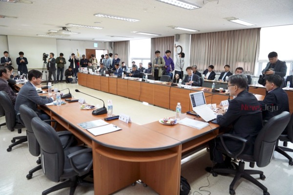 지난해 12월 중단된 '제주 제2공항 타당성 재조사 검토위원회'가 17일 오전 10시 설문대여성문화센터에서 비공개로 재개됐다.