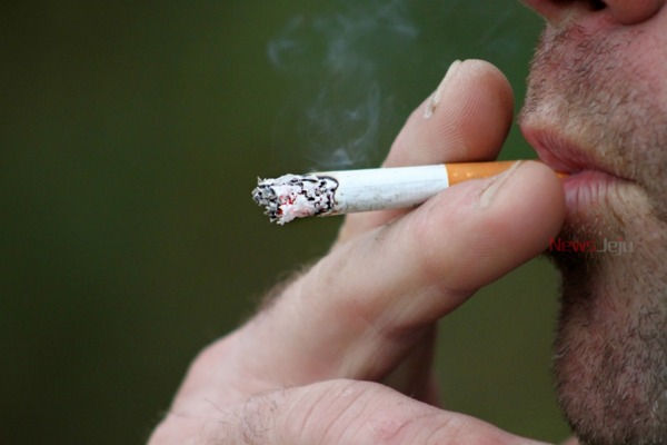 ▲ 제주지역의 흡연율은 지난해 21.8%로, 전년도보다 낮아졌지만 전국 평균인 21.6%보단 높다. ©Newsjeju