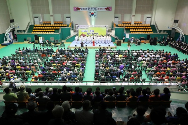 ▲ 서귀포시는 관내 어르신 800여명이 참석한 가운데 88올림픽기념국민생활관에서 제47회 어버이날 기념 행사를 개최했다. ©Newsjeju
