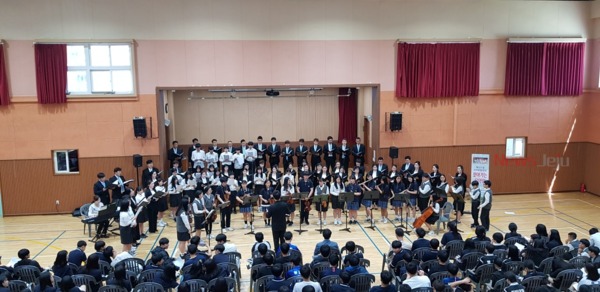 ▲ 서귀포대신중학교는 지난 21일 상대방에 대한 공감·소통·배려심의 향상과 즐거운 학교만들기 일환으로 ‘신나는 스쿨 콘서트’를 개최했다. ©Newsjeju