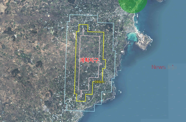 ▲ 제주 제2공항 전략환경영향평가 항목별 대상지역. 빨간색 실선 안이 계획지구이며 그 밖은 주변지역으로 분류된다. 제일 외곽선은 계획지구로부터 반경 1km 이내의 범위로서, 70웨클 이상의 항공기 소음피해가 예상되는 지역이다. ©Newsjeju