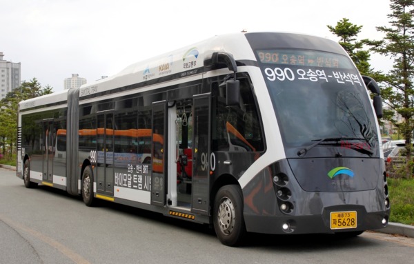 간선급행버스체계(BRT 시스템)로 운행되는 바이모달 트램. 사진=위키백과.