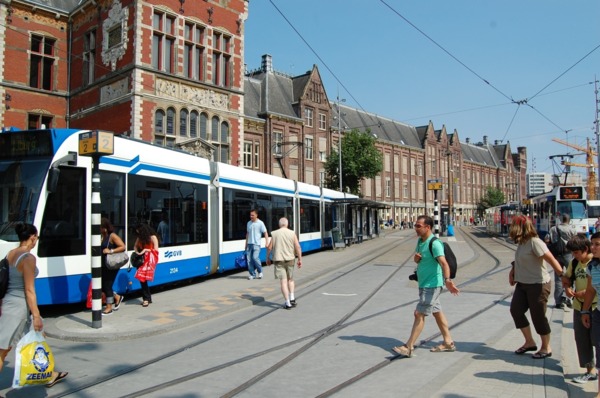 ▲ 네덜란드 암스테르담에서 운행되고 있는 트램. 제주특별자치도는 제3차 관광진흥계획에 제주관광 일주형 트램을 세부과제로 놓고 타당성 검토를 거치겠다고 5일 밝혔다.