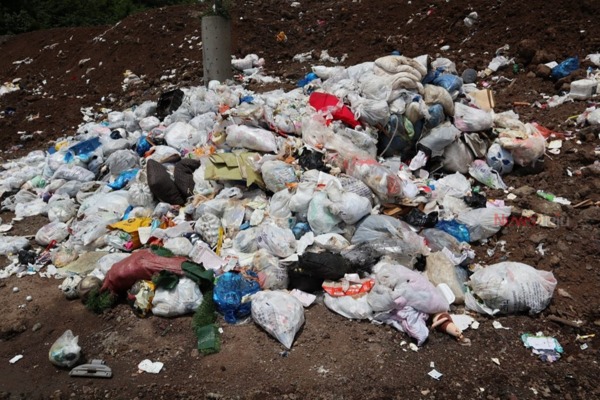 ▲ 서귀포시에서 소각장으로 반입되어야 할 상당량의 가연성 생활쓰레기가 버젓이 매립되고 있는 것으로 드러나 논란이 일고 있다.(사진은 남원매립장) ©Newsjeju