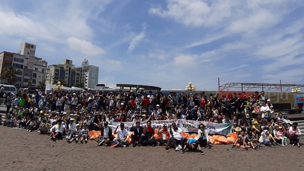 ▲ 지난 9일 학교운영위원과 학부모회 임원 가족 등 300여명이 참가한 가운데 삼양 검은모래해변 일대에서 주변정화활동과 함께 자연보호 캠페인을 전개했다. ©Newsjeju
