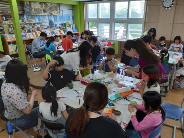 ▲ 학생과 학부모의 손으로 옥수수 양말 인형인 코니돌 만들기를 하고있다. ©Newsjeju