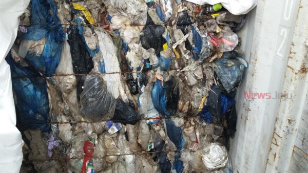 ▲ 이재명 경기도지사가 사실 확인도 거치지 않고 필리핀에서 반송된 쓰레기 중 상당 부분이 제주산 쓰레기라고 단정한 것과 관련해 제주시가 공식적인 사과를 요청했다.   ©Newsjeju