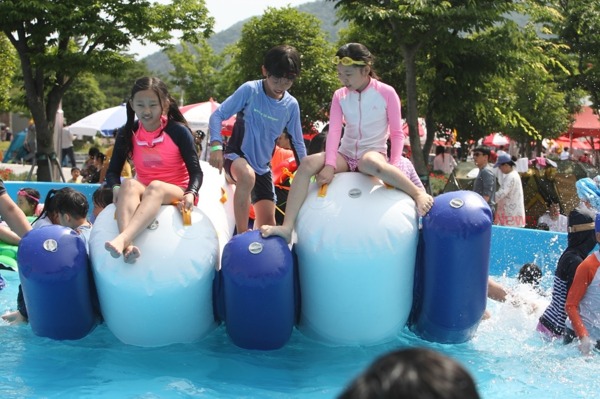 ▲ 한국마사회 렛츠런파크 제주는 여름을 맞아 오는 28일부터 말(馬)을 테마로 한 어린이 물놀이 시설인 ‘포니 워터파크’를 개장한다. ©Newsjeju
