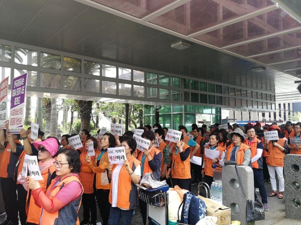 ▲ 제주국제공항 노동자들이 "자회사 출범 1년이 넘도록 임금체계 및 직제 문제를 해결하지 못하고 있다"며 한국공항공사의 직접 고용을 촉구했다. ©Newsjeju
