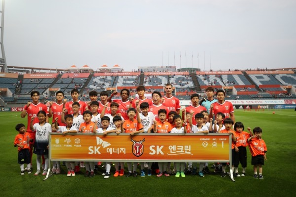 ▲ '제주삼다수 유소년FC'와 제주유나이티드FC 선수들과의 경기 전 기념사진. ©Newsjeju