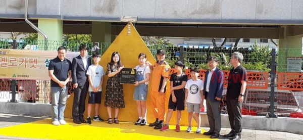 ▲ 오라초등학교는 어린이 교통사고 줄이기 위한 옐로카펫 프로젝트 기념행사를 실시했다. ©Newsjeju