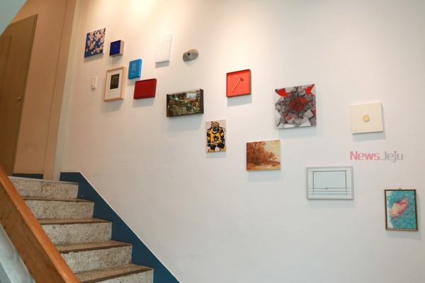 ▲ 제주올레 여행자센터 설치된 ‘작가의 벽’ 작품들 . ©Newsjeju