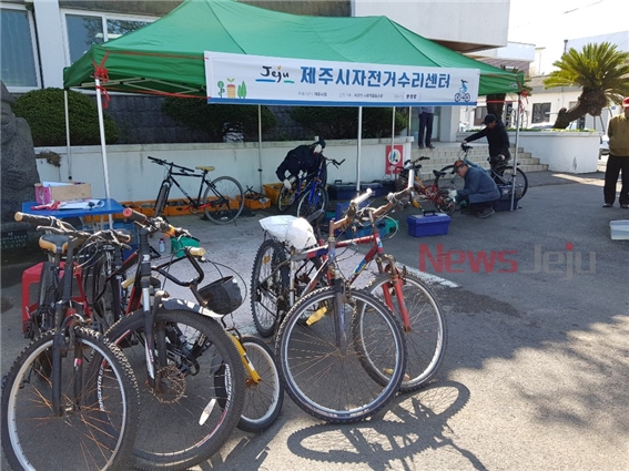 ▲ 자전거 수리센터 이동수리 서비스(‘19년 4월, 한경면). ©Newsjeju