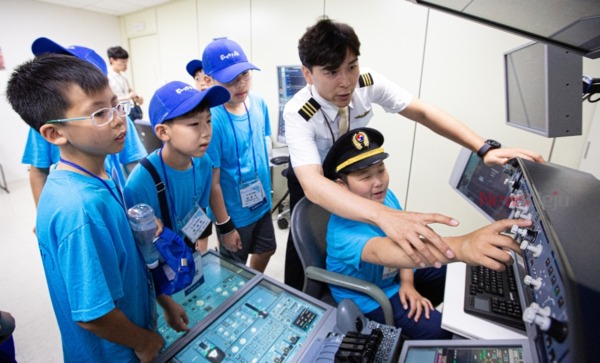 ▲ 대한항공 청소년 항공교실에 참가한 초등학생들이 교관으로부터 조종 교육을 받고 있다. ©Newsjeju