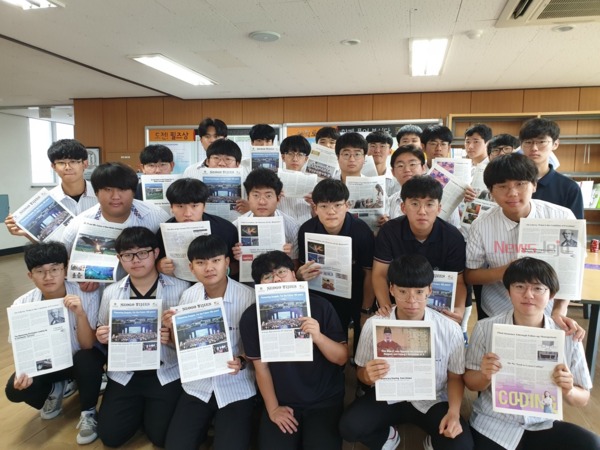 ▲ 서귀포고등학교는  지난 12일 개교 50주년 기념해 ‘SEOGO TIMES’영자신문을 700부 발간했다. ©Newsjeju