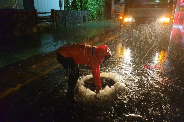 ▲ 태풍 다나스가 제주를 관통하면서 많은 비가 내렸다. 하수가 역류해 도로가 침수된 현장. ©Newsjeju