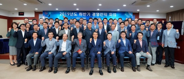 ▲ 제주은행은 지난 19일 임부점장 60여 명이 참석한 가운데 ‘2019년 하반기 경영전략회의’를 개최했다. ©Newsjeju