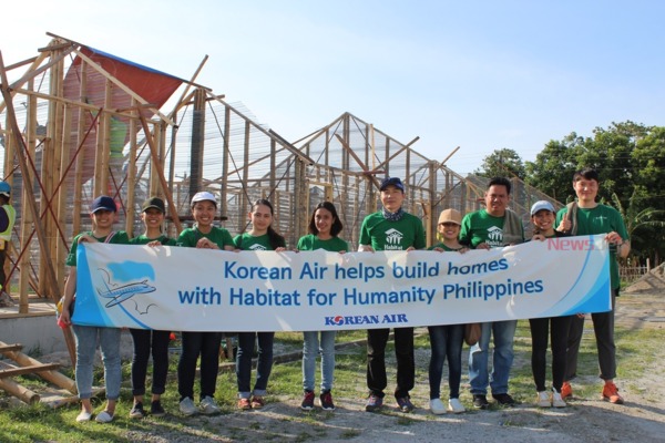 ▲ 대한항공은 지난 20일 필리핀 중부 네그로스 섬에서 마닐라 지점 직원 10명이 참여한 가운데 사랑의 집 짓기 봉사활동을 펼쳤다. ©Newsjeju