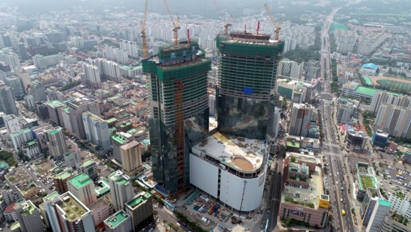 ▲ 제주 드림타워. 이대로 완공되면 제주도 내 최고층 높이(38층, 169m) 건축물로 기록된다. ©Newsjeju
