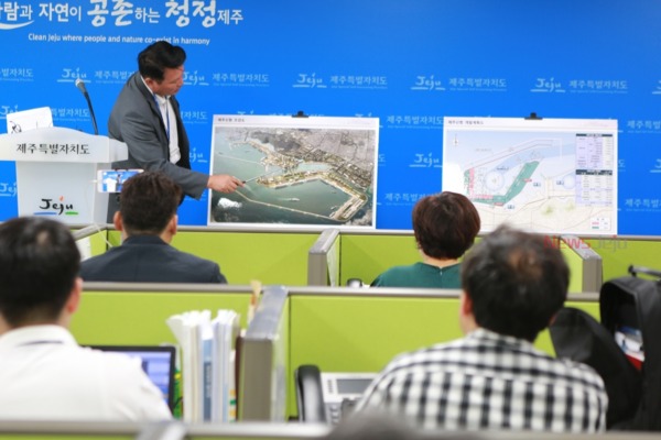▲ 제주신항만 개발계획을 브리핑하고 있는 조동근 해양수산국장. ©Newsjeju