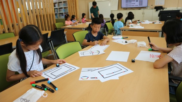 ▲ 풍천초등학교는 오는 14일까지 3~4학년을 대상으로 여름방학 중 코딩교실을 운영한다. ©Newsjeju