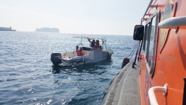 ▲ 엔진이 꺼진 레저보트를 해경이 구조했다 / 사진제고 - 서귀포해양경찰서 ©Newsjeju