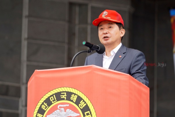▲ 원희룡 제주도지사가 1일 개최된 '제주 해병대의 날' 행사에 참가해 해병대 모자를 쓰고 축사를 전하고 있다. ©Newsjeju