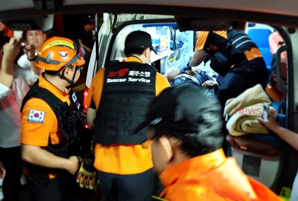 ▲ 20m 높이에서 에어매트로 뛰어내린 조씨가 119구급차를 이용해 병원으로 이송됐다. ©Newsjeju