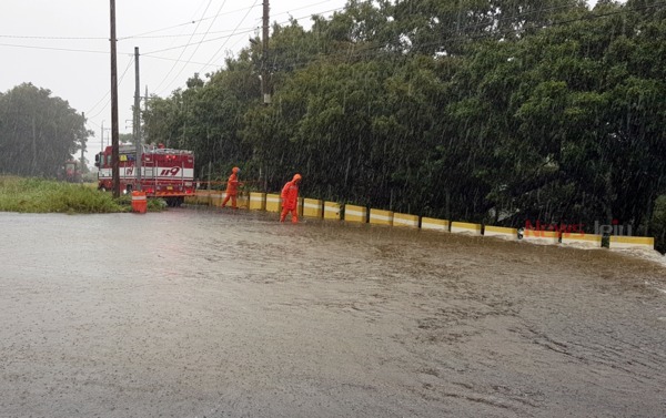 ▲ 방선문 계곡 입구에 불어난 물로 도로가 침수, 소방당국이 통제에 들어섰다. ©Newsjeju