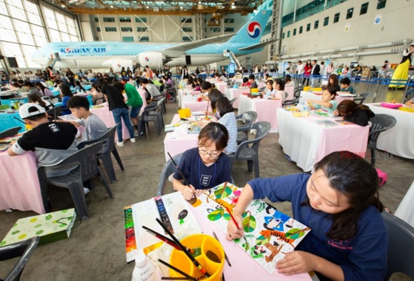 ▲ '제11회 내가 그린 이쁜 비행기' 사상 대회에 참가한 어린이들이 그림을 그리고 있는 모습. ©Newsjeju